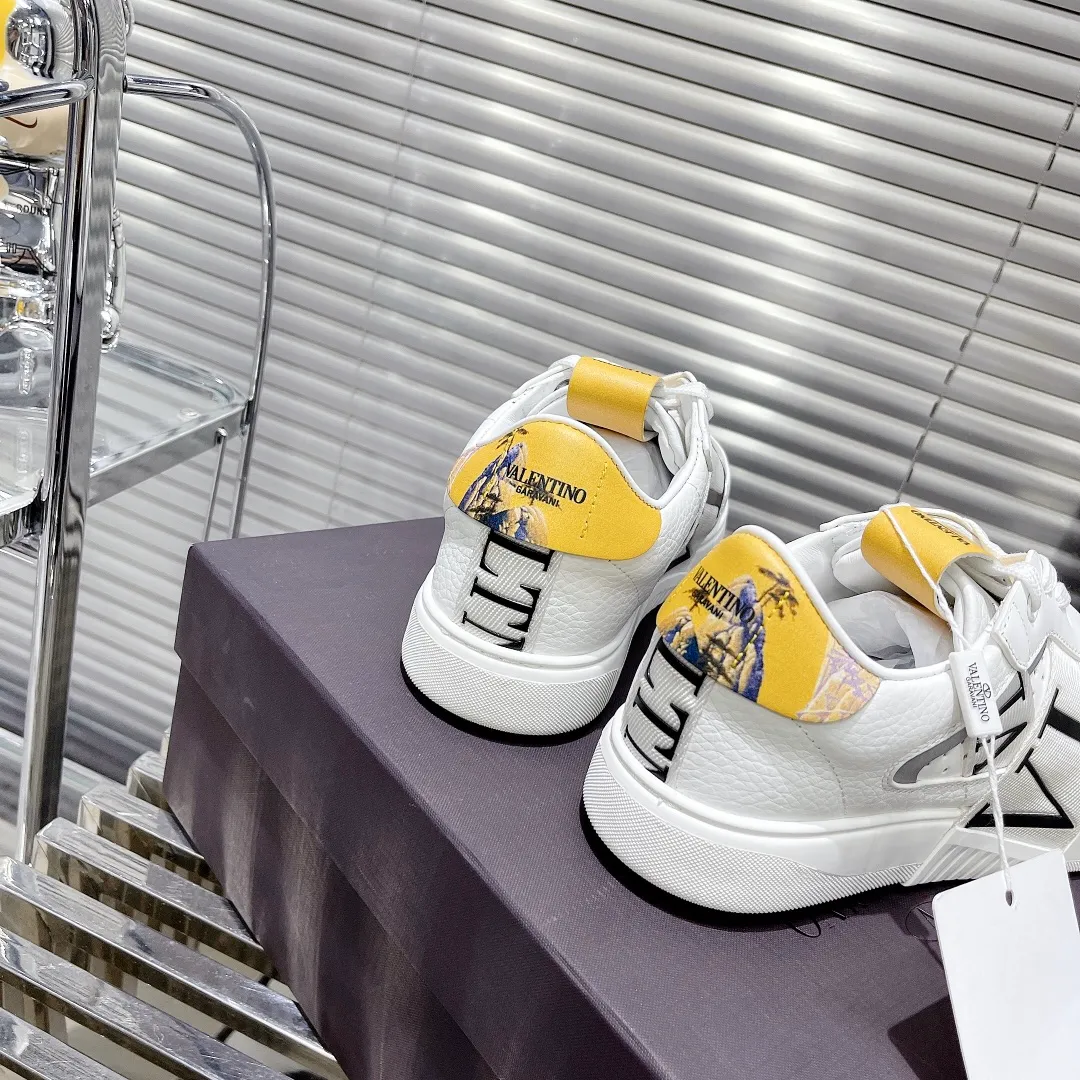 👟👟Ex-factory price 600👟👟 Valentino ONE STUD calfskin lace-up sneakers. Soft suede low-top sneakers, classic and versatile, couple's sneakers, special goods, worth buying! A pair of simple shoes with unique details will save you from the difficulty of dressing. OneStud sneakers, with quilted plaid and oversized rivets, create an eye-catching punk style and get rid of the heavy feeling of this season's clothing. Upraise calfskin derby shoes, with exquisite leather construction and simple silhouette, and smooth lines set the tone of coolness, are a versatile item in the wardrobe. There are more Valentino boutique shoes waiting for you to unlock! It’s time to get the shoes you’ve been coveting for a long time! Officially on sale 7,+++ - Seven straps, decorated with metallic rubber effect. Decoration on the back and tongue. Size 35-44.